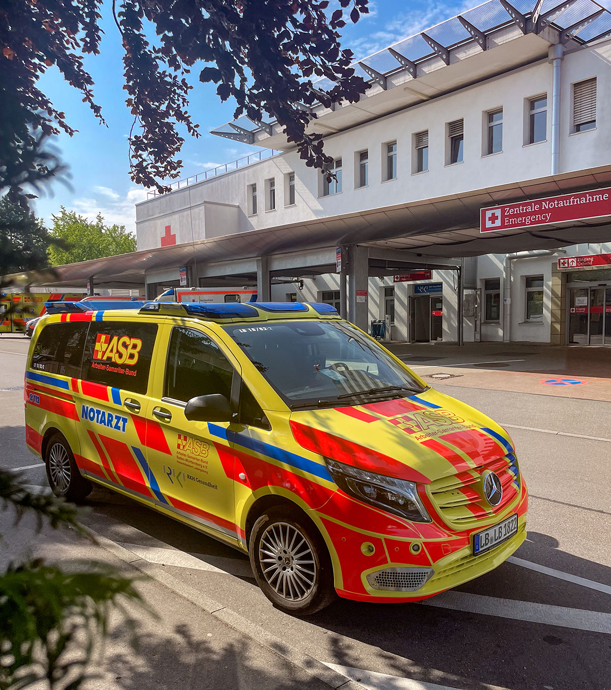 NEF - Notarzteinsatzfahrzeug Ludwigsburg vor der Zentralen Notaufnahme des RKH Klinikum Ludwigsburg